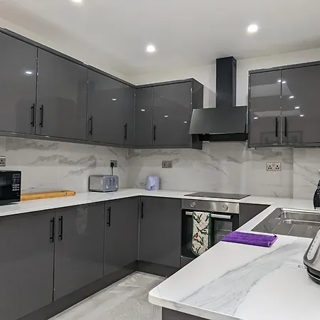 Дом отдыха 5 Ensuite Bedroom House Near Centre Free Parking