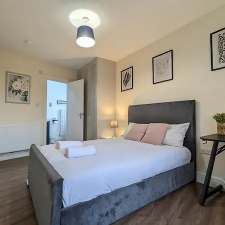 Hébergement de vacances 5 Ensuite Bedroom House Near Centre Free Parking