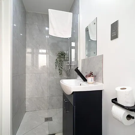 5 Ensuite Bedroom House Near Centre Free Parking Hébergement de vacances *