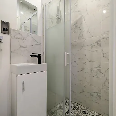 Hébergement de vacances 5 Ensuite Bedroom House Near Centre Free Parking *