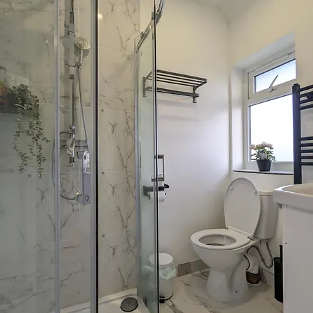 5 Ensuite Bedroom House Near Centre Free Parking Ferienhaus