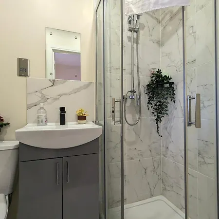 5 Ensuite Bedroom House Near Centre Free Parking Ferienhaus *