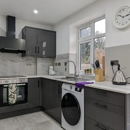 5 Ensuite Bedroom House Near Centre Free Parking *