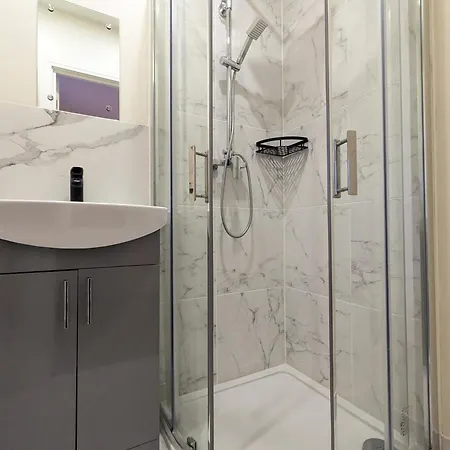 5 Ensuite Bedroom House Near Centre Free Parking Ferienhaus *