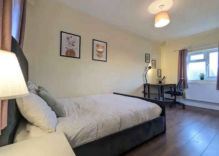 5 Ensuite Bedroom House Near Centre Free Parking *