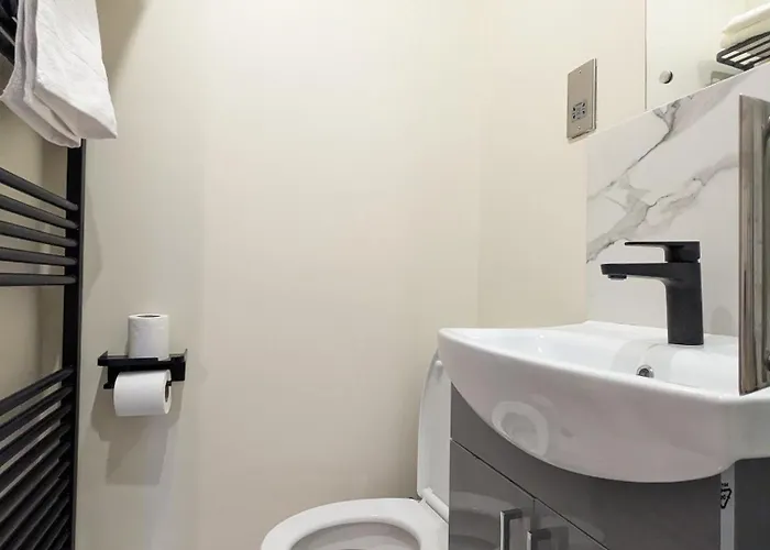 5 Ensuite Bedroom House Near Centre Free Parking