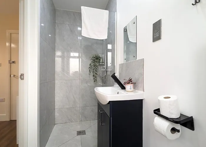 5 Ensuite Bedroom House Near Centre Free Parking Дом отдыха *