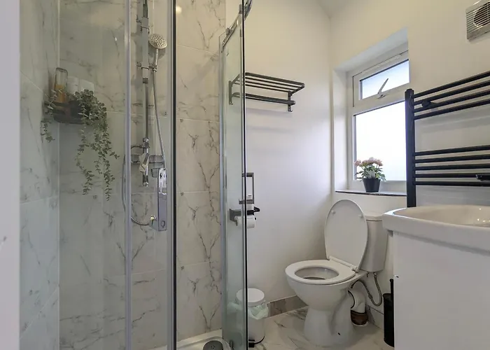 5 Ensuite Bedroom House Near Centre Free Parking Дом отдыха