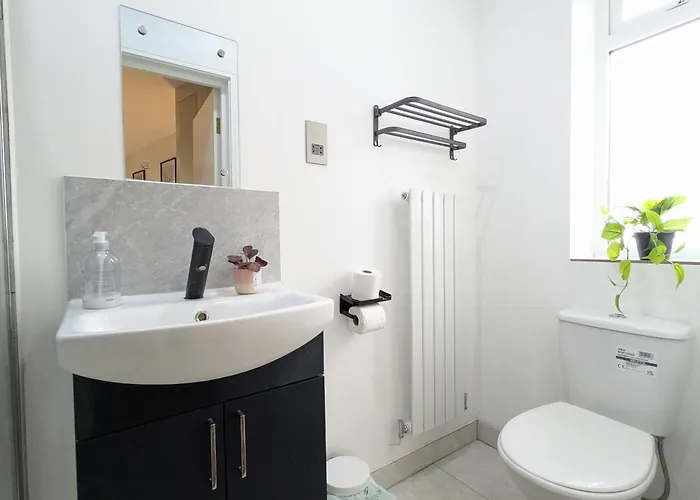 Дом отдыха 5 Ensuite Bedroom House Near Centre Free Parking