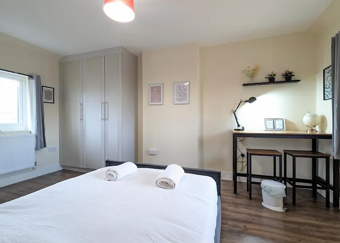 5 Ensuite Bedroom House Near Centre Free Parking *