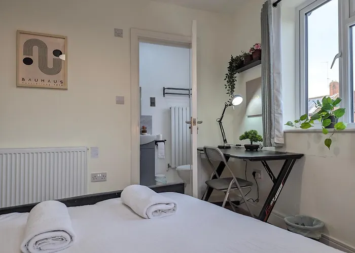 5 Ensuite Bedroom House Near Centre Free Parking