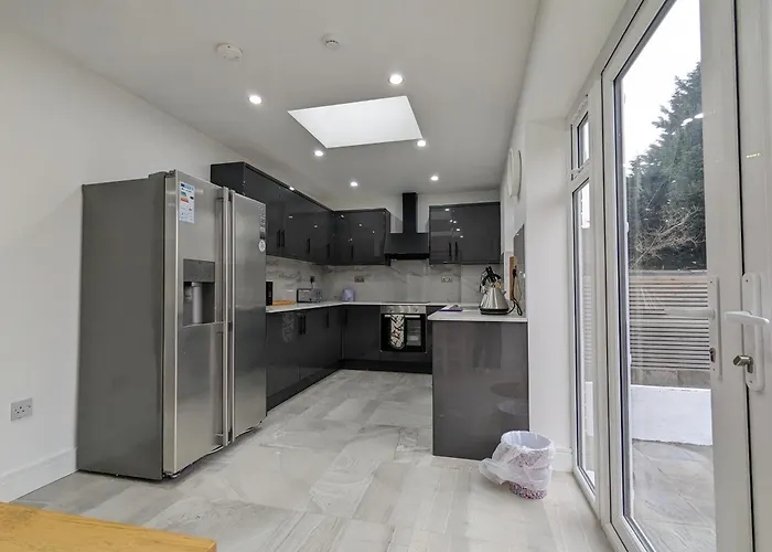 Дом отдыха 5 Ensuite Bedroom House Near Centre Free Parking