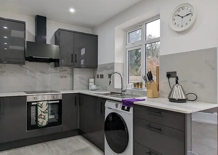 5 Ensuite Bedroom House Near Centre Free Parking *