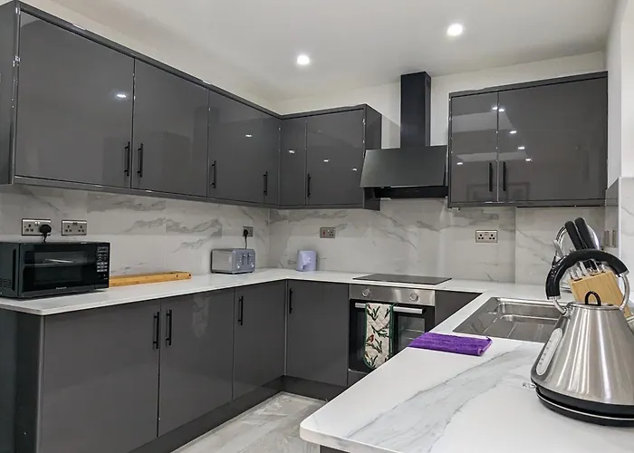 Дом отдыха 5 Ensuite Bedroom House Near Centre Free Parking