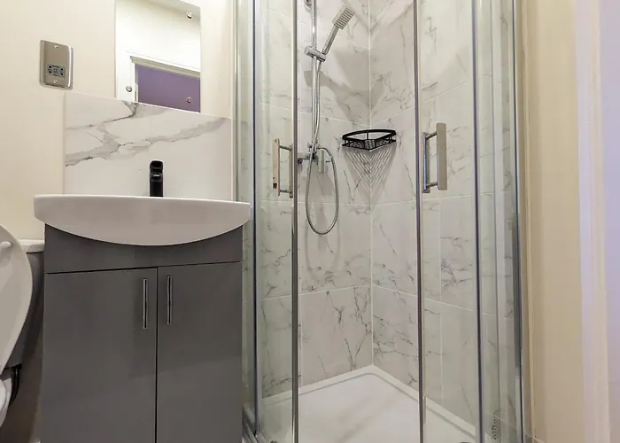 5 Ensuite Bedroom House Near Centre Free Parking Дом отдыха *