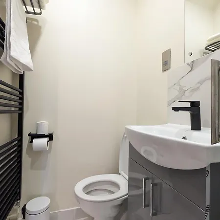 5 Ensuite Bedroom House Near Centre Free Parking