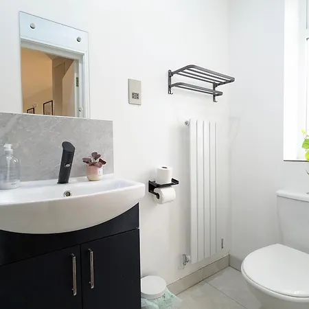 Дом отдыха 5 Ensuite Bedroom House Near Centre Free Parking