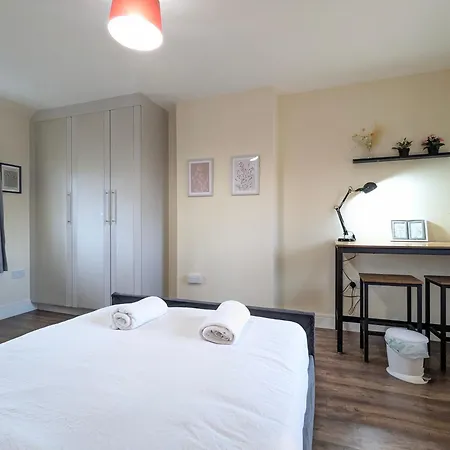 5 Ensuite Bedroom House Near Centre Free Parking *