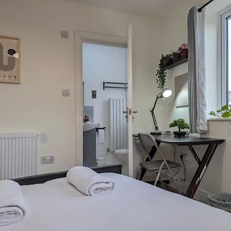 5 Ensuite Bedroom House Near Centre Free Parking