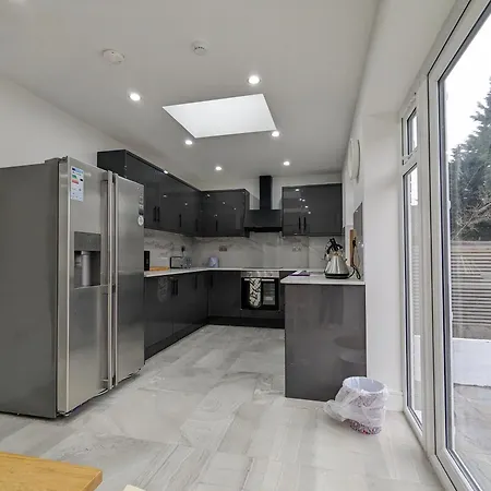 Дом отдыха 5 Ensuite Bedroom House Near Centre Free Parking